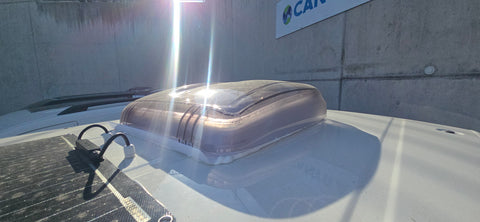 Lanterneau Carbest 40x40 cm / fenêtre de toit pour camping-cars et caravanes / avec store occultant et moustiquaire