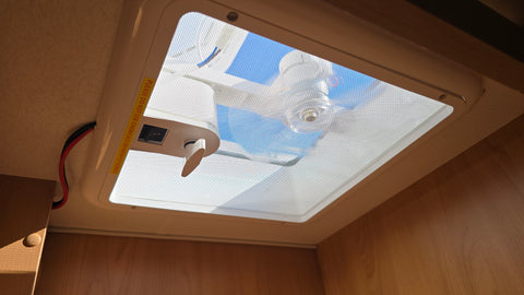 Dachfenster 12V mit Ventilator / Dachluke mit Lüfter / PowerVent Dachhauben - Blickdicht