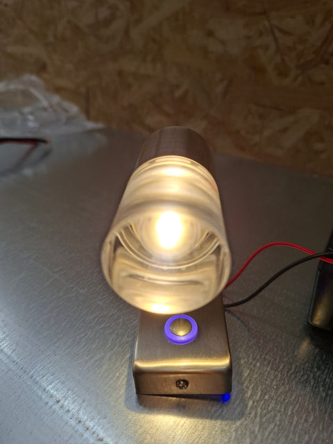 Spot LED Carbest avec interrupteur tactile et port USB dans la base