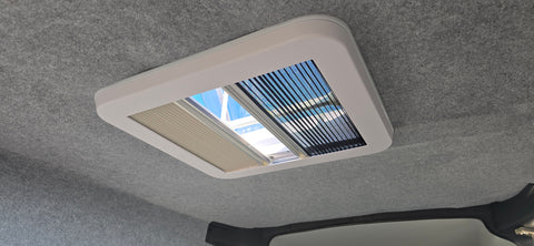 Lanterneau Carbest 40x40 cm / fenêtre de toit pour camping-cars et caravanes / avec store occultant et moustiquaire