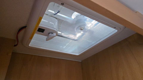 Dachfenster 12V mit Ventilator / Dachluke mit Lüfter / PowerVent Dachhauben - Blickdicht