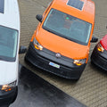 Drei VW-Transporter mit 100W/18V flexiblen Solarpanelen auf dem Dach, Weiß, Orange, Rot, Kraftwerk fürs Camping.
