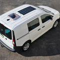 Weißer Van mit einem 100W 18V flexiblen Solarpanel auf dem Dach – mobiles Inselkraftwerk