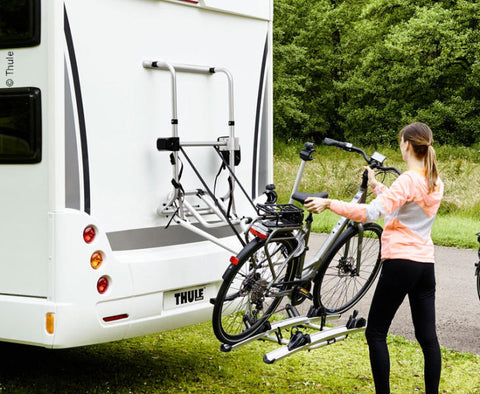 Portabici Thule Lift V16 con motore da 12 V per 2 bici fino a 50 kg