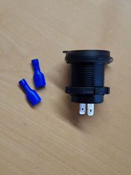 USB-Einbausteckdose 12/24 V – 4 Anschlüsse, PD 30 W und LED-Voltmeter