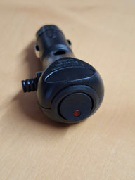 Zigarettenanzünder-Stecker 12/24 V mit Schalter – seitlicher Kabeleingang, max. 10 A