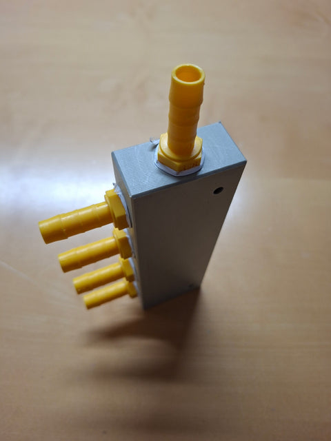 Blocco distributore d'acqua bianco-giallo a 4 vie – per tubi dell'acqua da 10 mm