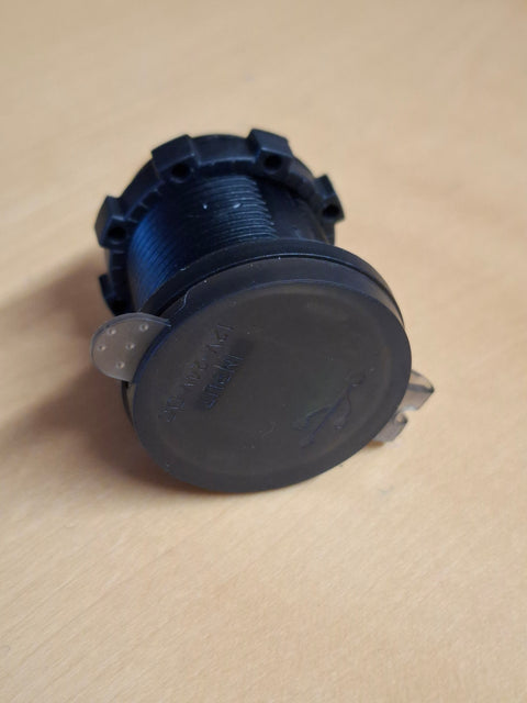USB-Einbausteckdose 12/24 V – 4 Anschlüsse, PD 30 W und LED-Voltmeter