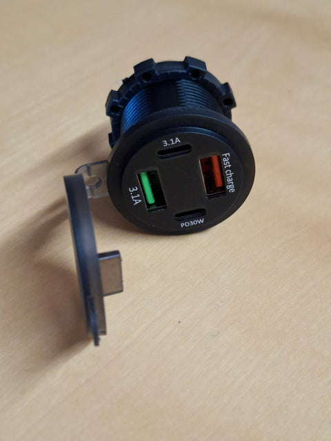 USB-Einbausteckdose 12/24 V – 4 Anschlüsse, PD 30 W und LED-Voltmeter