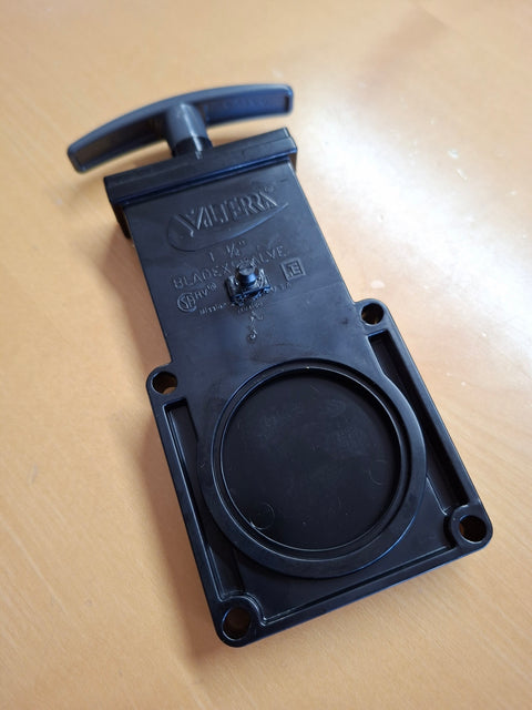 Valvola a saracinesca 1 1/2" – plastica nera con guarnizioni e viti di fissaggio