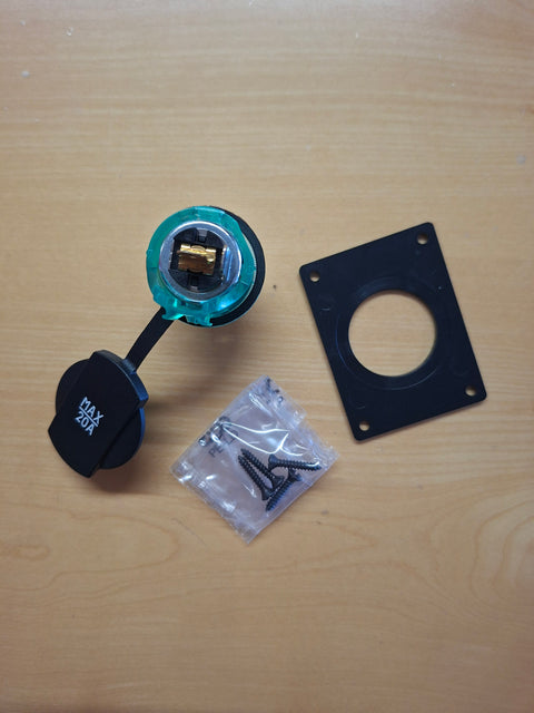 Powersteckdose 12,24 V mit Montageplatte – bis 20 A, mit Schutzdeckel