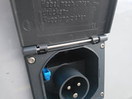 Fiche d'alimentation CEE Pro Plus – 16 A, 230 V, anthracite, avec couvercle à charnière et boîtier de protection