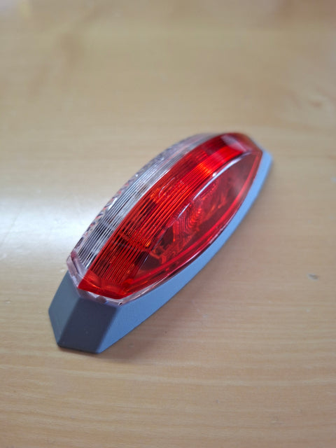 Hella Umrissleuchte rot/weiss rechts mit grauer Grundplatte – 122,2 × 39,2 × 28,6 mm