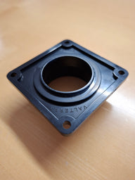 Flangia avvitabile 1 1/2" – plastica nera con 4 fori di fissaggio