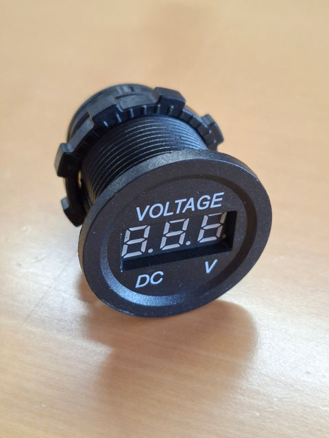 Digitales Voltmeter 6–28 V – Spannungsanzeige für 12-V- und 24-V-Bordnetze