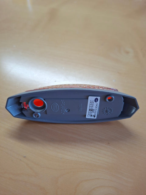 Hella Umrissleuchte rot/weiss rechts mit grauer Grundplatte – 122,2 × 39,2 × 28,6 mm