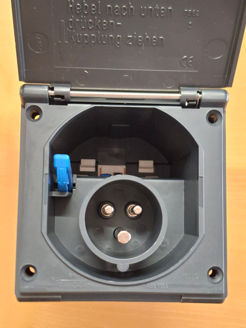Fiche d'alimentation CEE Pro Plus – 16 A, 230 V, anthracite, avec couvercle à charnière et boîtier de protection