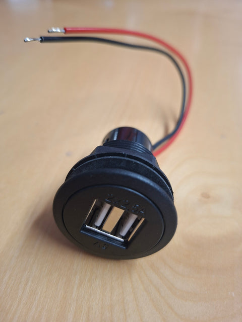 USB-Einbausteckdose Doppel-USB-A 2 × 2,5 A – 12,24 V mit Montageplatte