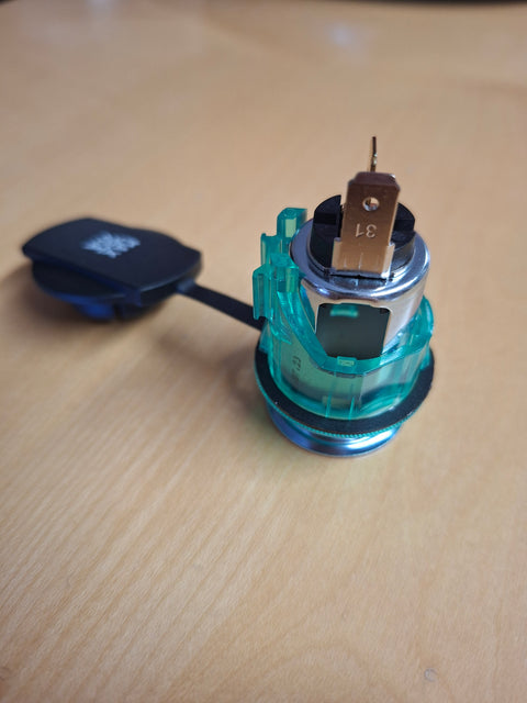 Powersteckdose 12,24 V mit Montageplatte – bis 20 A, mit Schutzdeckel