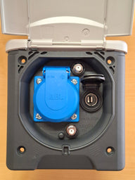 Presa esterna universale 12 V per veranda con 2 attacchi SAT e chiusura magnetica – Grigio chiaro