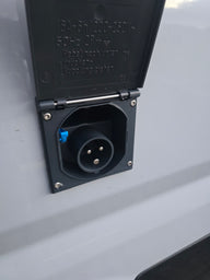 Fiche d'alimentation CEE Pro Plus – 16 A, 230 V, anthracite, avec couvercle à charnière et boîtier de protection