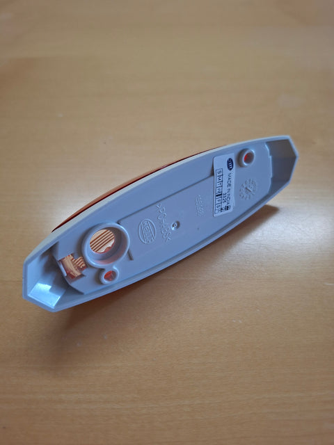 Umrissleuchte rot/weiss links mit weisser Grundplatte – 122,2 x 39,2 x 28,6 mm