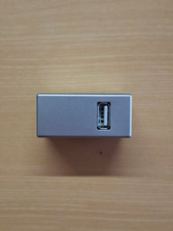 Adattatore di ricarica USB Dometic 2 A per binario elettrificato 83423 – Grigio