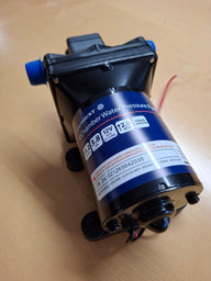 Selbstansaugende Druckwasserpumpe 12 V – 13,2 l min, 3,8 bar, 4-Kammer-Membranpumpe inklusive Filter und Schlauchadapter