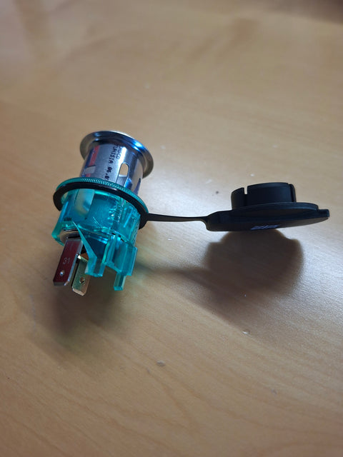Powersteckdose 12,24 V mit Montageplatte – bis 20 A, mit Schutzdeckel