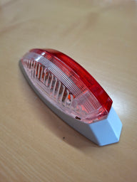 Umrissleuchte rot, weiss rechts mit weisser Grundplatte – 122,2 × 39,2 × 28,6 mm