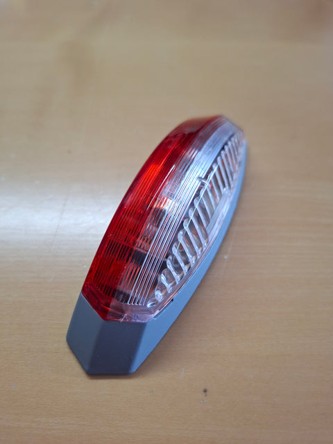 Hella Umrissleuchte rot/weiss rechts mit grauer Grundplatte – 122,2 × 39,2 × 28,6 mm