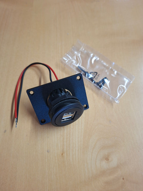 USB-Einbausteckdose Doppel-USB-A 2 × 2,5 A – 12,24 V mit Montageplatte