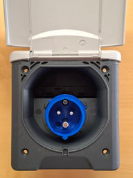 CEE-Einspeisungssteckdose mit Magnetverschluss – 230 V , 16 A, IP44, Hellgrau