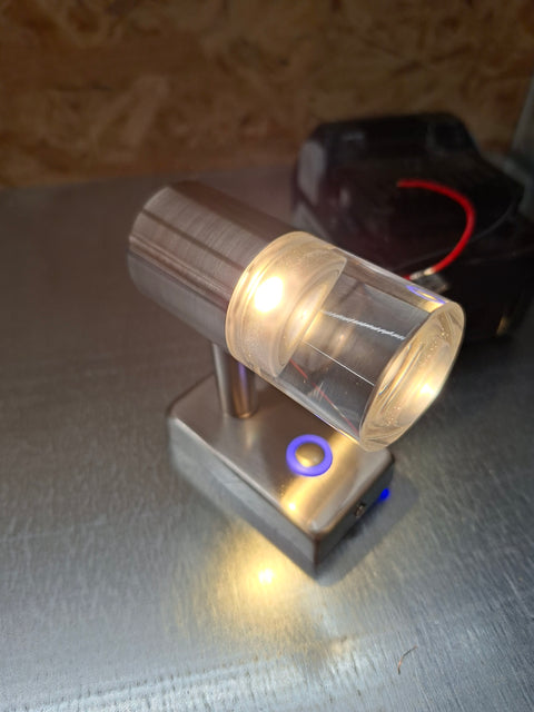 Faretto LED Carbest con interruttore touch e porta USB nella base