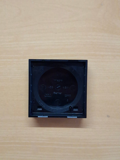 Telaio per presa Berker INTEGRO in granito nero con coperchio incernierato, SB