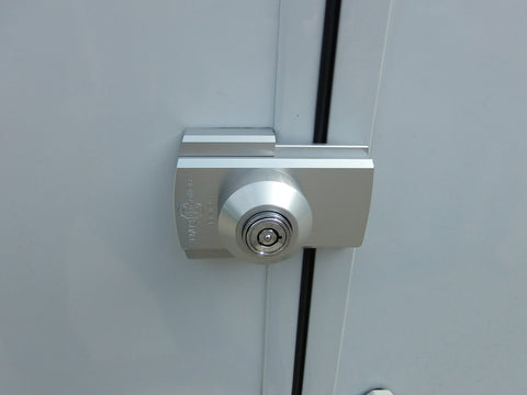 Serrure de carrosserie universelle pour couvercles de coffre