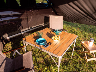 Klappbarer Campingtisch mit Tischplatte aus Bambus